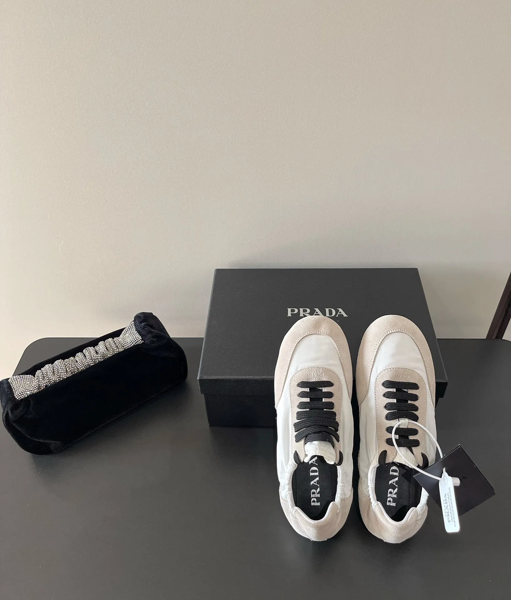 👟👟Ex-factory price 540👟👟 PRADA multi-color comfortable new Dexun ballet shoes in early spring🥂 The original top-quality replica is sold simultaneously at the counter. The fabric is made of specially imported fabrics mixed with Beijing leather. The whole pair of shoes has a very high texture. The lining is cowhide and the original imported rubber sole. The style is simple and fashionable, and the upper feet are very delicate! Color: 11 colors Heel height: flat Size: 35-41 (40 to 41 customized, non-refundable)